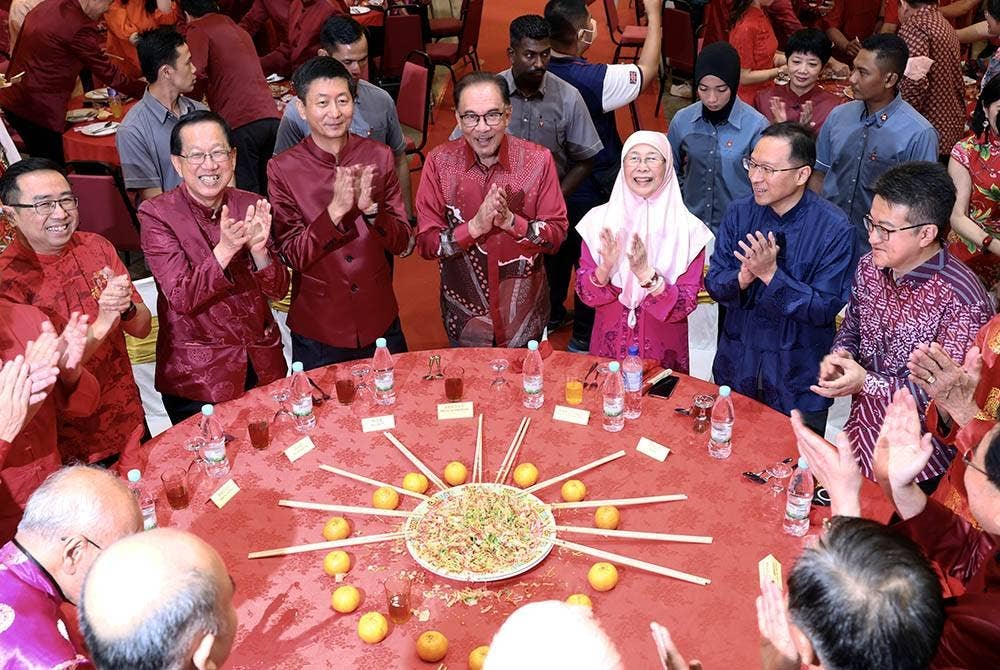 Anwar (tengah) dan isteri, Wan Azizah (tiga dari kanan) ketika upacara Lou Sang sempena Rumah Terbuka Tahun Baharu Cina Dewan Perhimpunan Cina Kuala Lumpur dan Selangor (KLSCAH) di Bangunan KLSCAH pada Ahad. -Foto : Bernama
