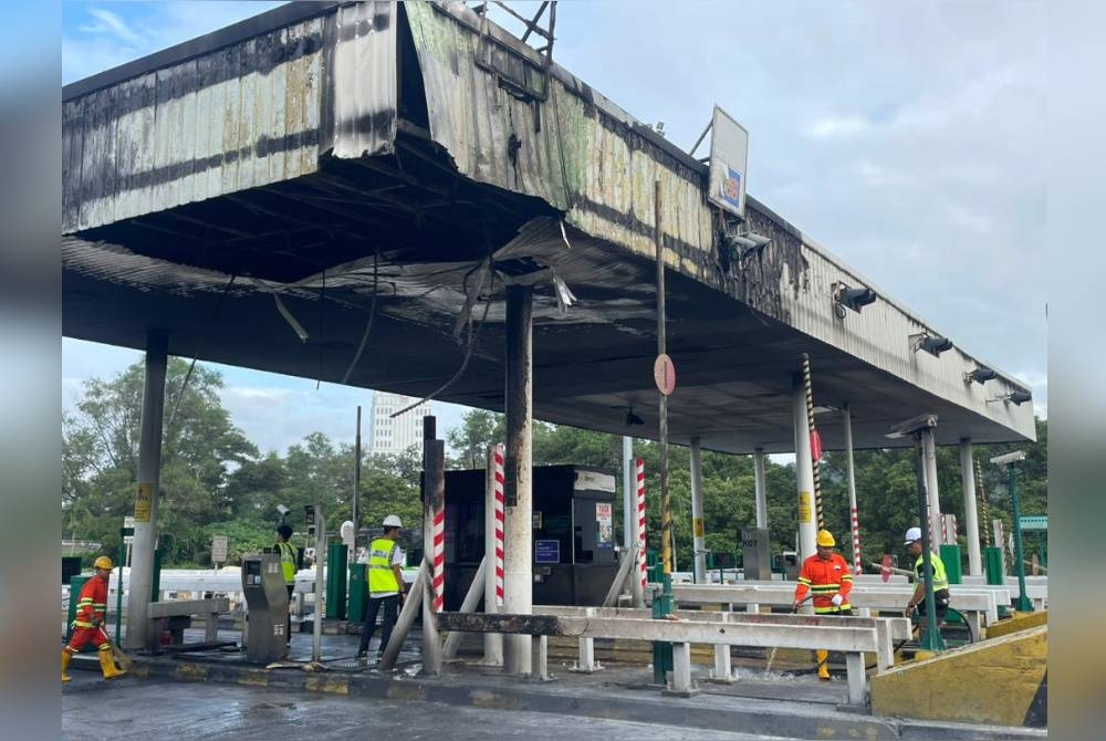 Kebakaran turut melibatkan struktur bumbung Plaza Tol UPM Serdang.