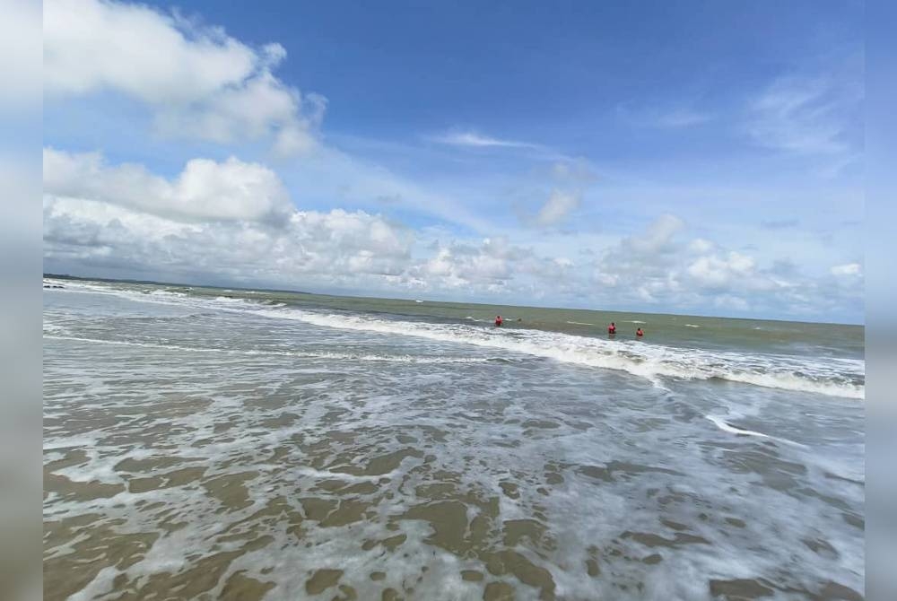 Operasi mencari dan menyelamat seorang lagi remaja lelaki yang dikhuatiri lemas di Pantai Batu Layar, Kota Tinggi.