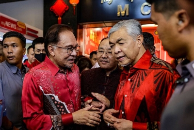 Ahmad Zahid (kanan) bersama Anwar (dua dari kiri) ketika hadir pada Majlis Sambutan Rumah Terbuka Tahun Baharu Cina anjuran MCA di Wisma MCA, Jalan Ampang pada Ahad. - Foto Bernama