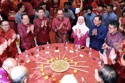 Anwar (tengah) dan isteri, Wan Azizah (tiga dari kanan) ketika upacara Lou Sang sempena Rumah Terbuka Tahun Baharu Cina Dewan Perhimpunan Cina Kuala Lumpur dan Selangor (KLSCAH) di Bangunan KLSCAH pada Ahad. -Foto : Bernama