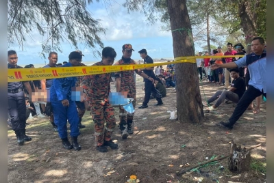 Seorang remaja lelaki ditemui lemas, manakala seorang lagi masih hilang di Pantai Batu Layar, Kota Tinggi pada Ahad.