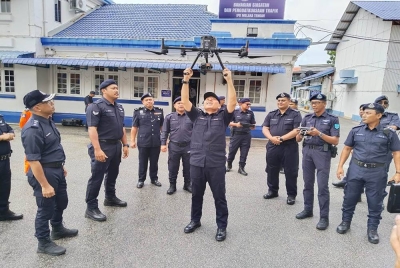 Mohd Nasri (tengah) meninjau pelaksanaan penggunaan dron ketika pelaksanaan Op Selamat 19 di seluruh negara.
