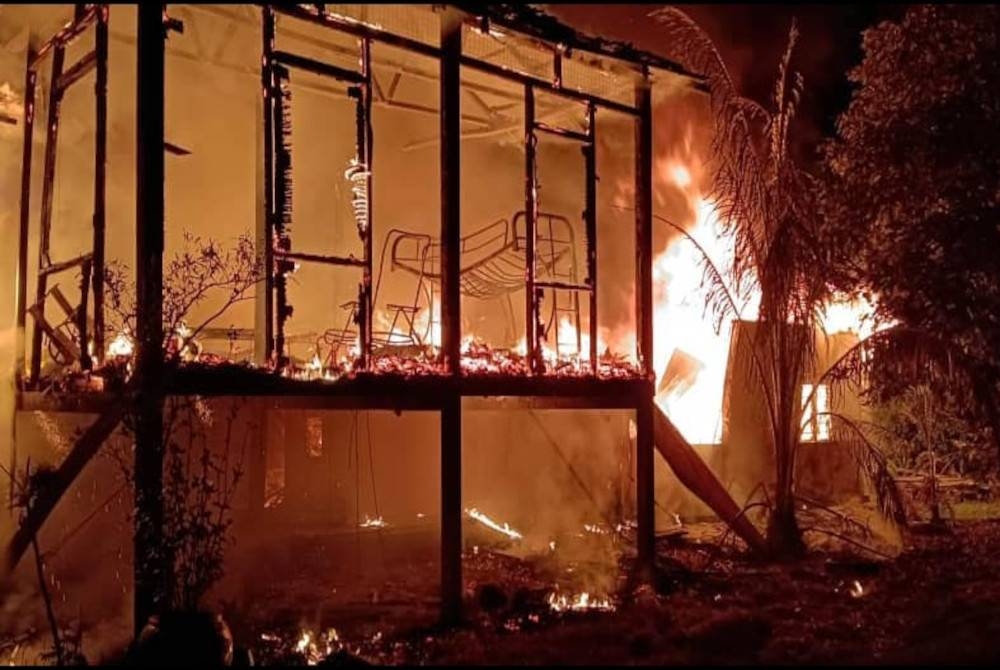 Keadaan rumah yang musnah akibat kebakaran di Jalan Tebuk pada Ahad. - Foto JBPM Perak