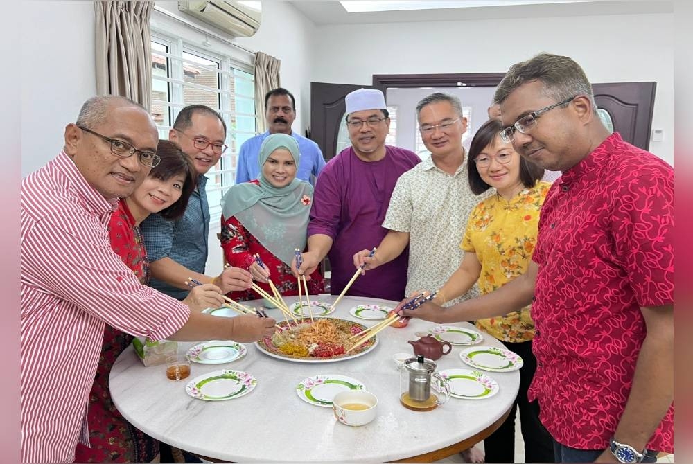 Sulaiman (lima dari kiri) ditemani isteri, Datin Seri Munira M Yusop hadir ke kediaman Poay Tiong di Jalan Ong Kim Wee, sini pada Ahad.