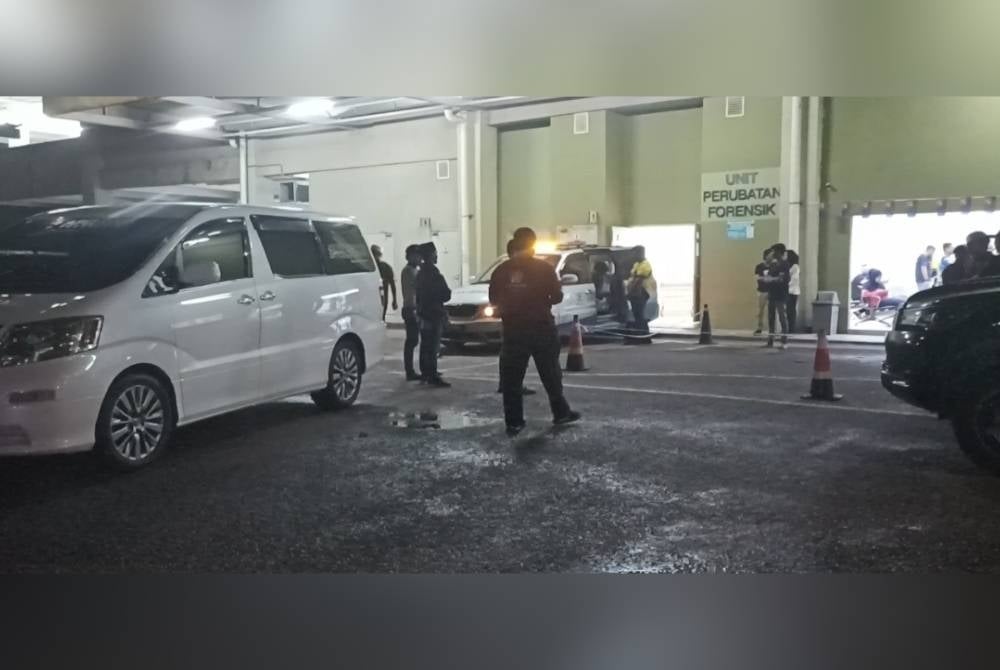 Keadaan di pekarangan Unit Unit Perubatan Forensik Hospital Enche’ Hajjah Besar Khalsom ( HEHBK) Kluang dipenuhi keluarga dan saudara mangsa pada malam Ahad.