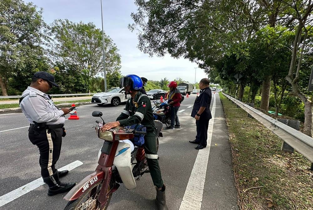 Anggota trafik bertugas ketika Op Selamat di Melaka.