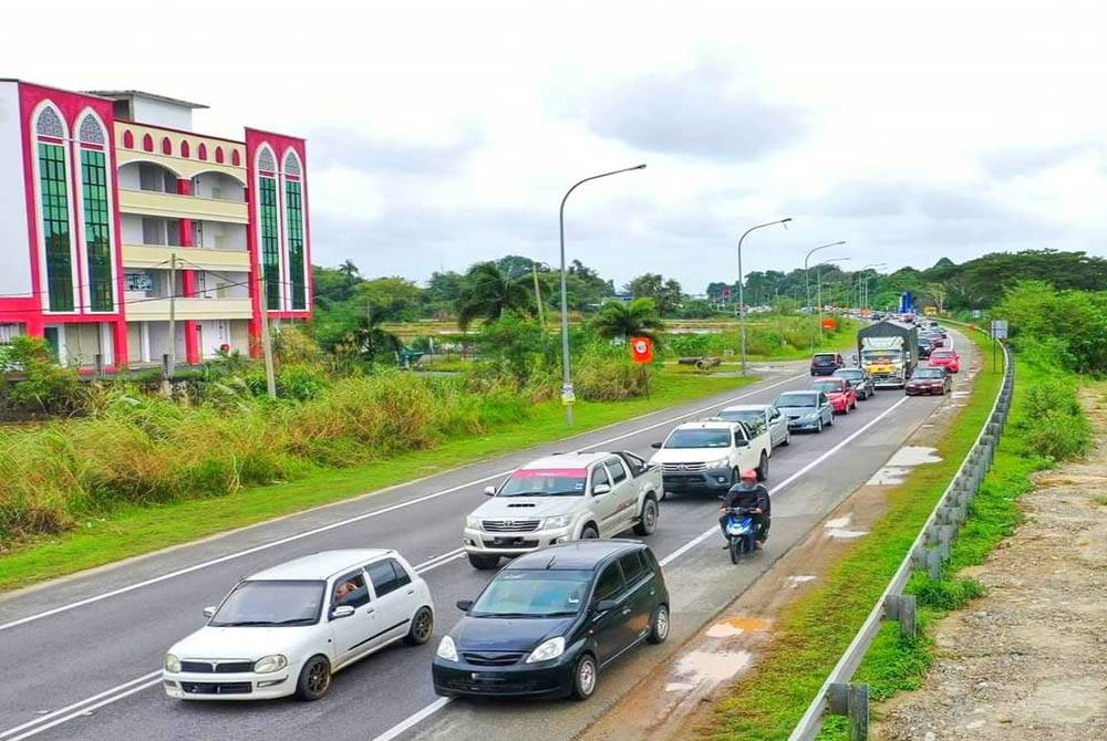 Sebanyak 40 kes melibatkan salah laku lalu lintas berjaya 'ditangkap' oleh dron Jabatan Pengangkutan Jalan (JPJ) sepanjang hari pertama Op Selamat Tahun Baharu Cina pada Sabtu. - Foto JPJ