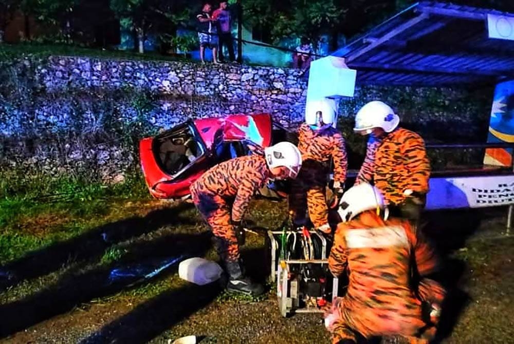 Anggota bomba mengeluarkan mangsa yang maut selepas kereta dipandunya terbabas di KM7 Jalan Lipis-Benta pada Isnin.
Pix ihsan PDRM