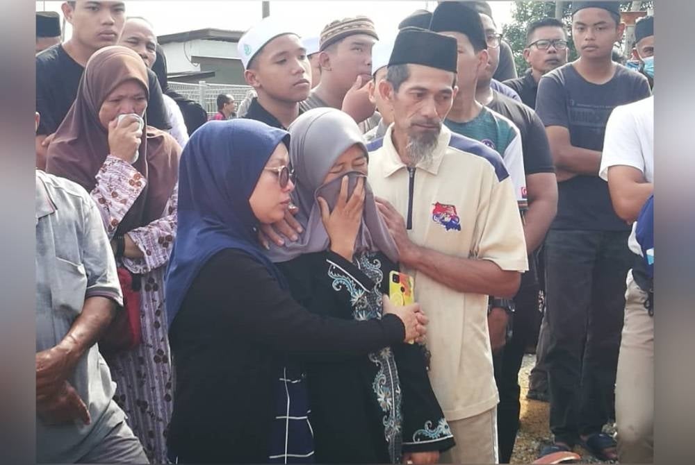 Ibu kedua-dua jenazah berkenaan, Ana Sualman tidak dapat menahan kesedihan menyaksikan pengebumian kedua-dua anaknya, pada Isnin.