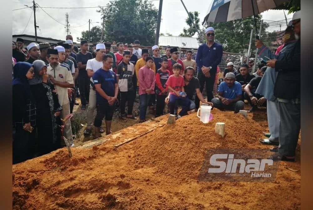 Suasana hiba ketika talkin dibacakan pada pengkebumian kedua-dua jenazah mangsa kemalangan berkenaan.