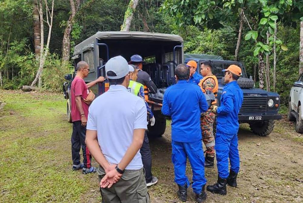 Mayat mangsa dihantar ke Hospital Kuala Lipis untuk bedah siasat.
