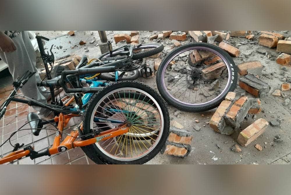 Basikal anak Saratha turut mengalami kerosakan akibat rempuhan kereta itu.