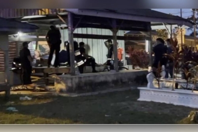 Seorang lelaki berusia dalam lingkungan 50-an ditemui meninggal dunia di atas wakaf Tanah Perkuburan Islam Panji Alam. - Foto Astro Awani