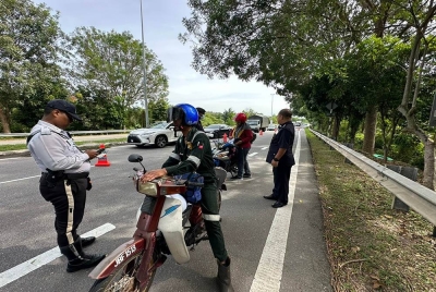 Anggota trafik bertugas ketika Op Selamat di Melaka.