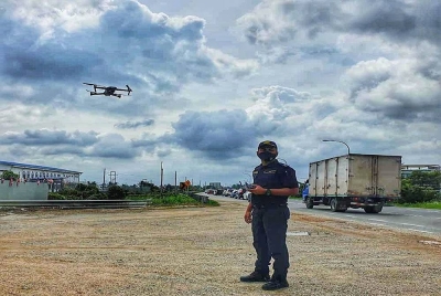 Anggota JPJ melakukan pemantauan dron melibatkan jalan-jalan utama iaitu Jalan Kuala Krai-Gua Musang, Kota Bharu-Pasir Puteh-Jertih dan Kota Bharu-Machang-Jeli. - Foto JPJ