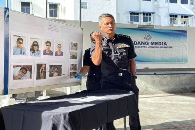 Mohd Shuhaily menunjukkan cara mangsa ditusuk dengan pisau dalam pergaduhan pada 22 Januari lalu.