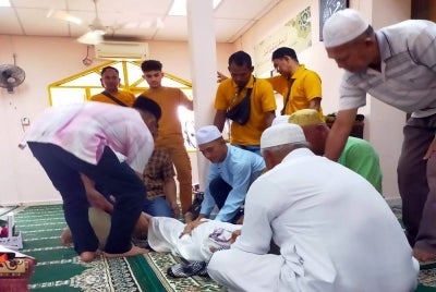Detik cemas ketika jurunikah tiba-tiba pengsan ketika majlis akad nikah di di Surau Darul Taqwa, Perumahan Kuala Telemong, di Kuala Terengganu pada Ahad. - Foto Ihsan keluarga