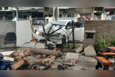 Keadaan pagar rumah yang dirempuh sebuah kereta Honda City di Bukit Senjuang di sini, pada Isnin.