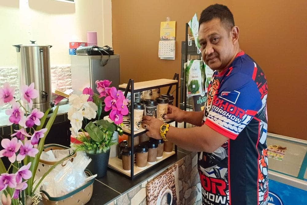 Jamaluddin menunjukkan Kopi Manja yang mempunyai rasa tersendiri dan menjadi tarikan istimewa di Manja Vendor.