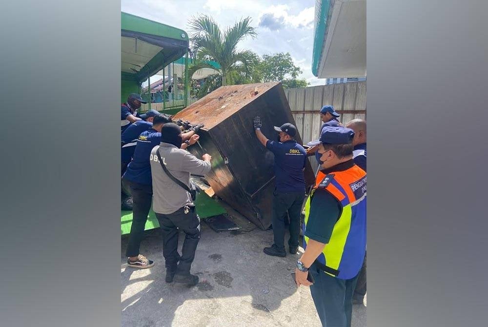 Sejumlah 14 tindakan penguatkuasaan kompaun, sita dan penutupan premis aktiviti perniagaan warga asing tanpa kebenaran dilaksanakan di kawasan Gombak dan Setapak.