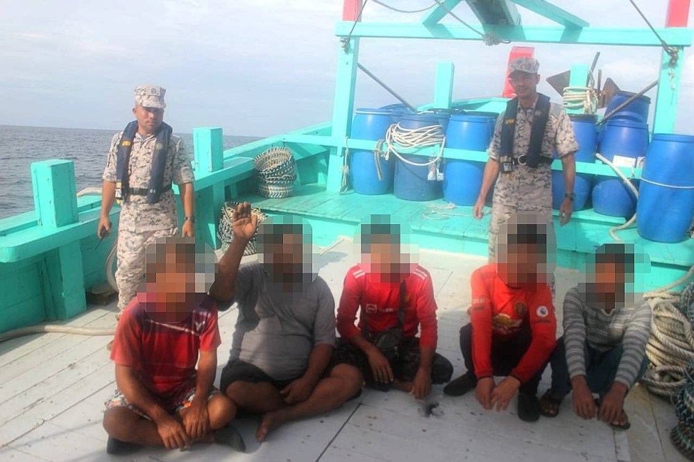 Lima nelayan warga asing ditahan selepas dua daripada mereka tidak mempunyai dokumen diri yang sah.
