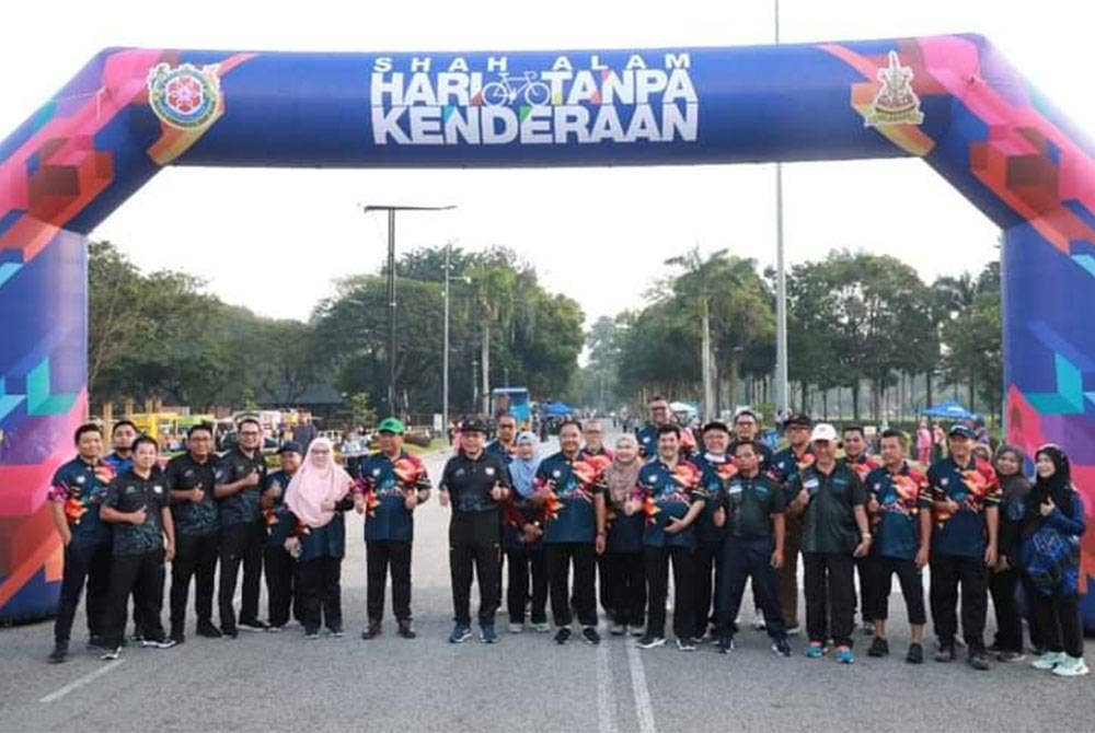 Kakitangan dan pegawai MBSA pada program Shah Alam Hari Tanpa Kenderaan dan sambutan Tahun Baharu Cina di Dataran Shah Alam.