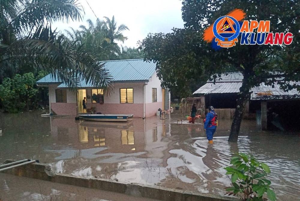 Anggota APM meninjau kawasan banjir di Kampung Palembang, Kluang, pada Selasa. - Foto APM