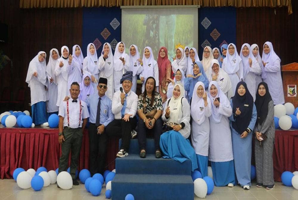 Tema baju sekolah mengimbau kembali kenangan yang telah lama ditinggalkan.