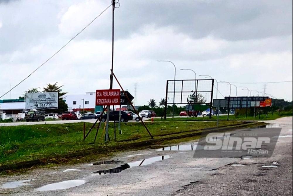Simpang masuk ke kompleks mahkamah juga berbahaya kerana keadaan trafik jalan Kota Bharu - Salor yang sentiasa sibuk terutama pada waktu puncak.