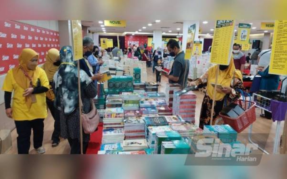 Pengunjung yang hadir ketika Jualan Gudang Karangkraf 2022. - Foto fail