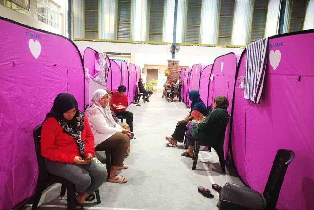 Sebahagian penduduk Kampung Palembang, Kluang di PPS berkenaan.