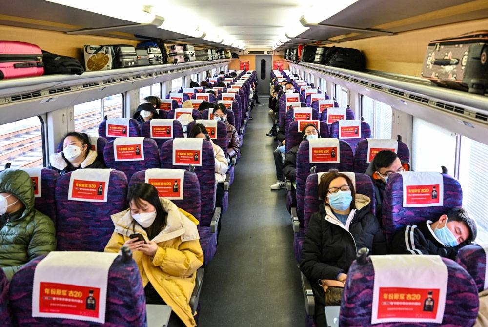 Lebih 4.1 juta orang melakukan perjalanan kereta api semasa cuti perayaan Tahun Baharu China. - AFP