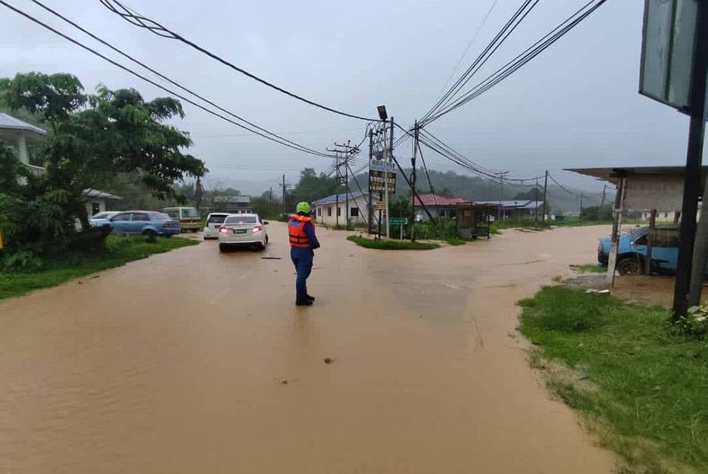 Seramai 65 orang daripada 16 keluarga di Paitan dipindahkan akibat banjir sehingga 8 malam Selasa. - Gambar hiasan
