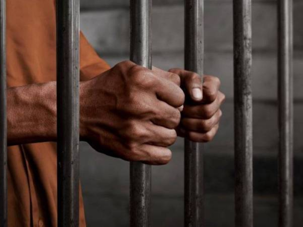 Polis sedang memburu seorang banduan yang melarikan diri dari Pusat Koreksional Jasin, pada Selasa. - Gambar hiasan 