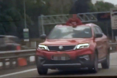 Rakaman video tular memaparkan pemandu Proton X70 membenarkan seorang kanak-kanak mengeluarkan kepalanya melalui 'sunroof'.