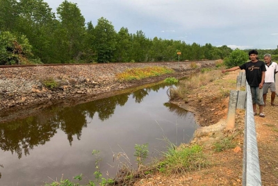 Lokasi dua beradik lemas ketika mandi di anak sungai di tepi Jalan Beringis-Kawang, Kinarut, Papar.