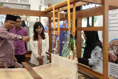 Exco Perpaduan, Pelancongan dan Kebudayaan Negeri Pahang meninjau aktiviti FKTPT 2023 yang diadakan di pusat beli-belah ECM di Kuantan.