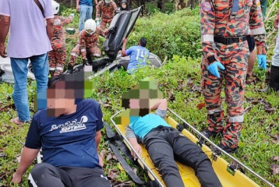 Lelaki berusia 25 tahun dan sepupunya berusia 14 tahun ketika diselamatkan pasukan bomba.