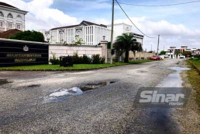 Jalan rosak di hadapan Kompleks Mahkamah Syariah Kota Bharu di Tunjong.