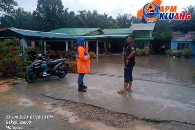 Jumlah mangsa banjir di Johor terus meningkat kepada 1,093 orang setakat 4 petang Selasa. - Foto APM