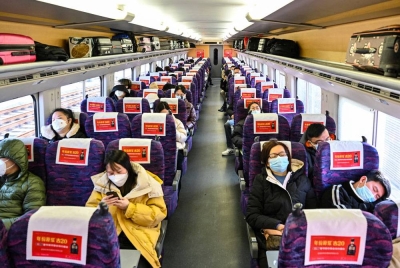 Lebih 4.1 juta orang melakukan perjalanan kereta api semasa cuti perayaan Tahun Baharu China. - AFP