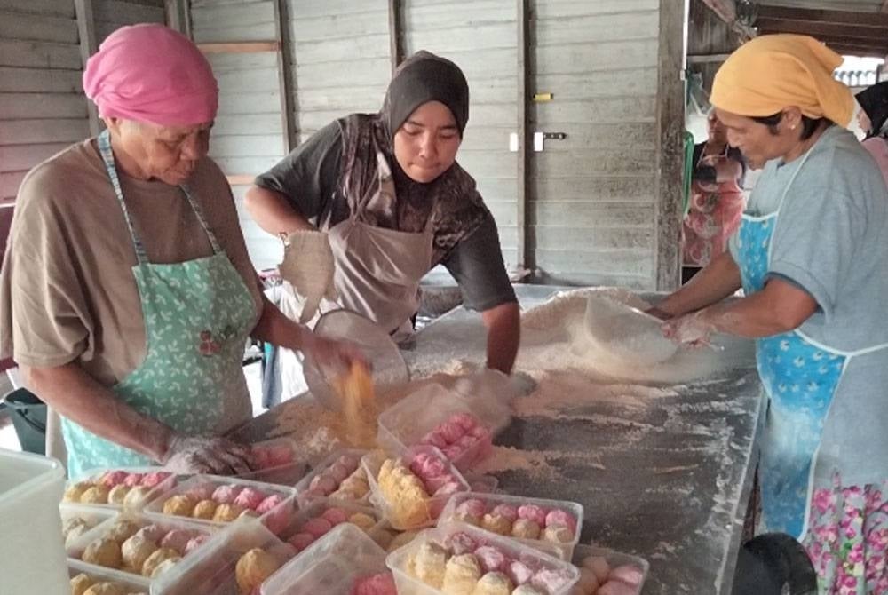 Gula tarik yang siap digaul tepung bagi menghasilkan sema.