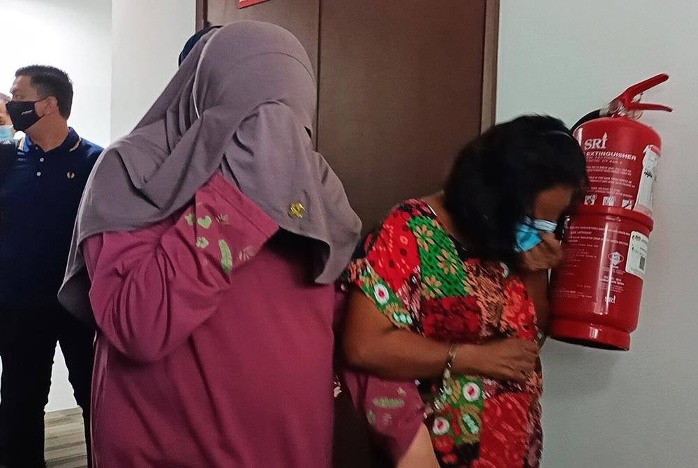 Kedua-dua tertuduh mengaku tidak bersalah di Mahkamah Sesyen Ipoh pada Rabu atas satu pertuduhan memperdagangkan bayi, tiga tahun lalu.