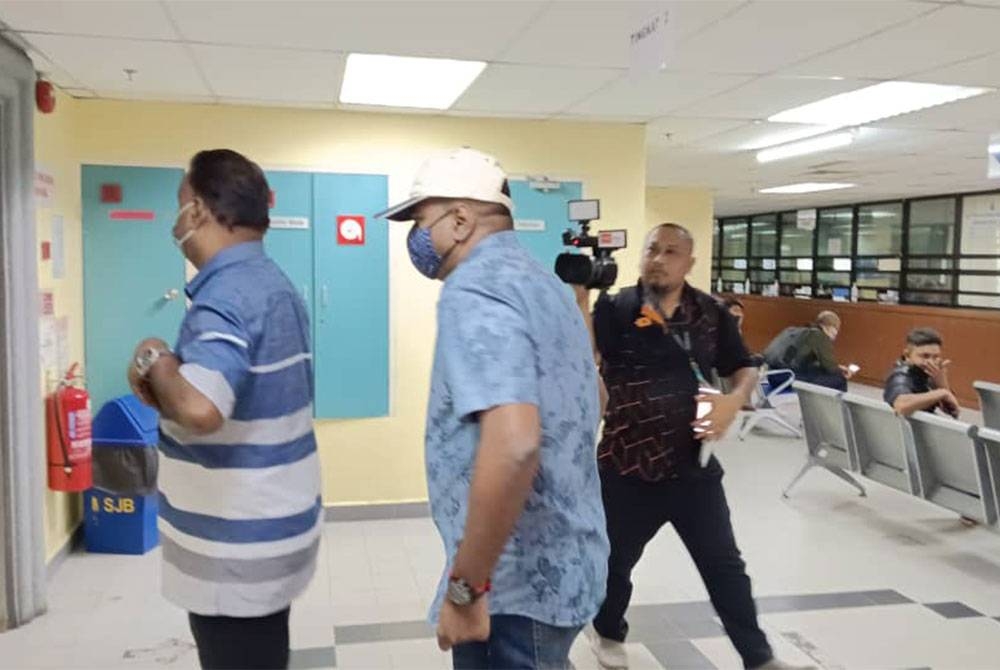 Stephen (depan) dihadapkan ke Mahkamah Sesyen Johor Bahru pada Rabu atas pertuduhan membuat tuntutan palsu Program Penjana Kerjaya 2.0 Perkeso.