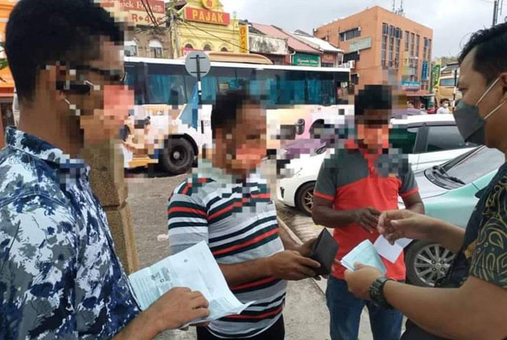 Antara warga asing dikenakan kompaun dalam Operasi Kutu Sampah di sekitar Jalan Baharu dan Jalan Pos Baru di Pusat Bandar Klang Utara di Klang