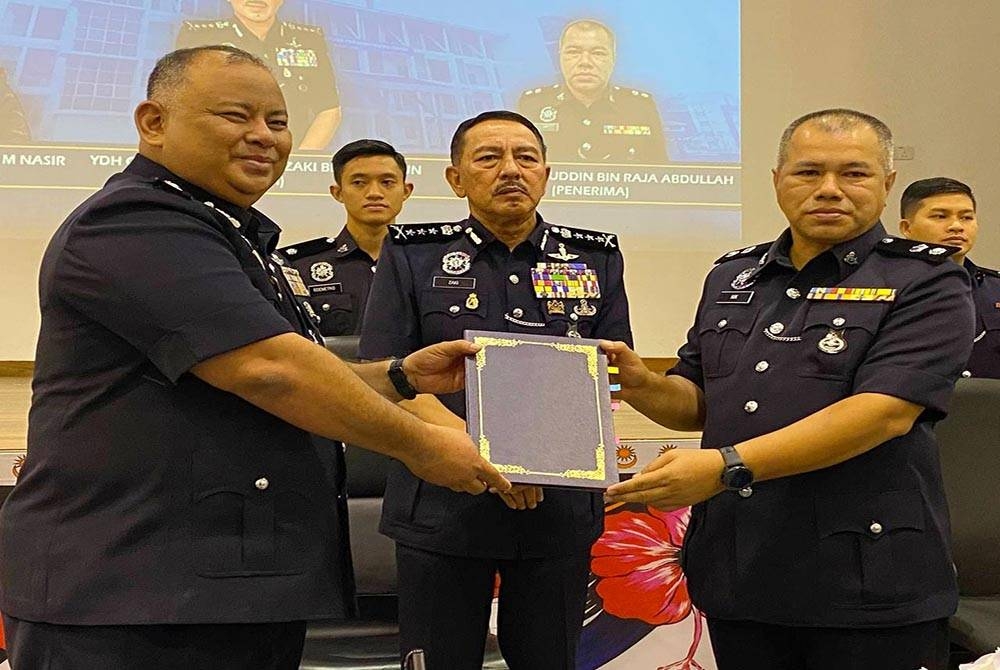 Muhamad Zaki (tengah) semasa Majlis Serah Terima Tugas Ketua Polis Daerah di IPD Pasir Mas melibatkan Mohd Nasaruddin (kiri) dan Nik Aminuddin (kanan) pada Rabu.