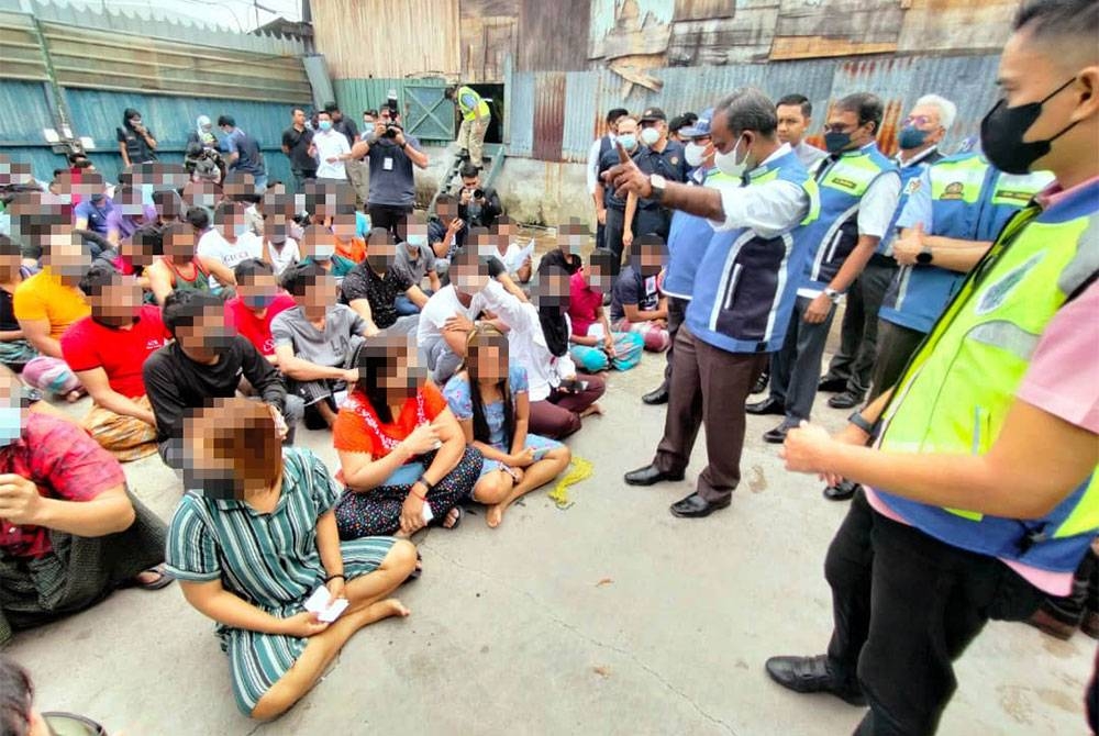 V Sivakumar (dua dari kanan) turut berinteraksi dengan tenaga kerja warga asing asing dalam operasi yang dijalankan.