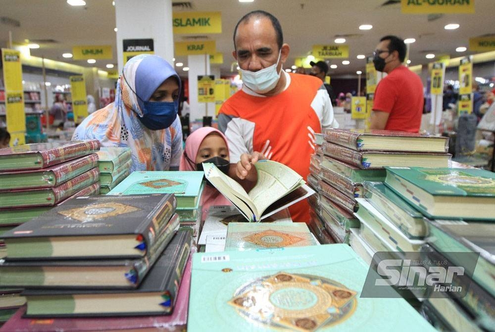 Orang ramai hadir mencari buku kegemaran di Jualan Gudang Karangkraf 2022 yang diadakan di Kompleks Karangkraf, Shah Alam pada Ogos tahun lalu. - Foto fail