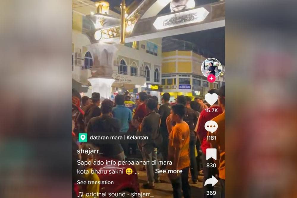 Seorang remaja OKU dikatakan mengganggu seorang badut lelaki membuat persembahan di Dataran Mara, Kota Bharu.